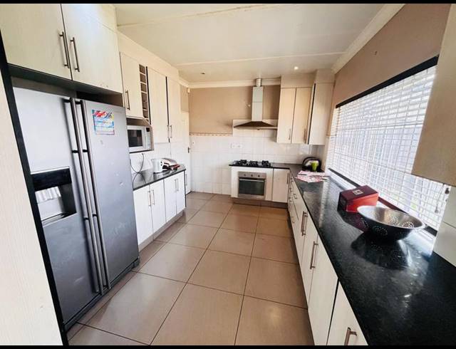 8 BEDROOM HOUSE FOR SALE IN WYCHWOOD